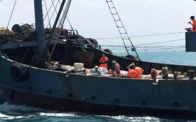 网友爆料渔船事件视频,生死瞬间，勇敢渔民勇救同伴