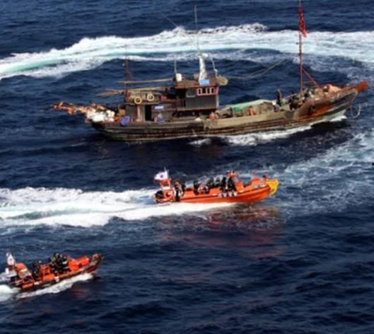 网友爆料渔船事件视频,生死瞬间，勇敢渔民勇救同伴