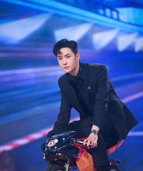 王一博最新爆料图片微博,神秘新作品引期待！