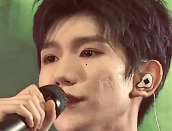 圈内爆料王源恋爱,甜蜜恋情引发网友热议